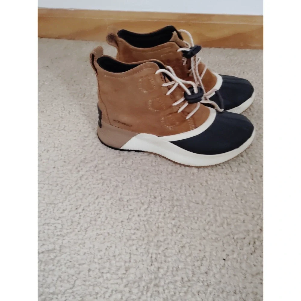 SOREL Out N About IV Classic Kids Boots Taffy/Black Waterproof Hand Crafted 2Y